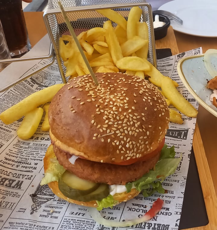 photo of Oliva Grill Vegan Caesar salad and vegan burger shared by @sillydelux on  09 Feb 2022 - review