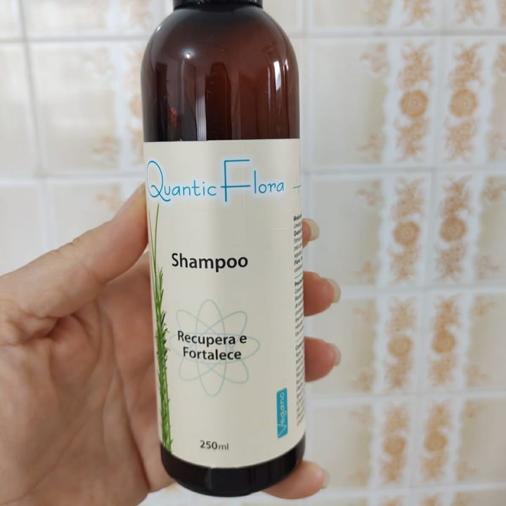 photo of Quantic flora shampoo - Recupera E Fortalece shared by @carolsaadi on  06 May 2022 - review