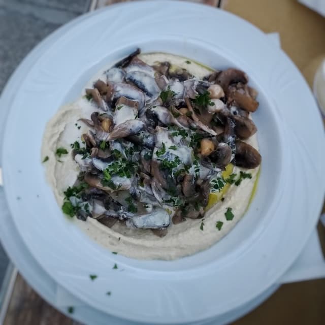 Photo of the dish “Hummus con funghi”