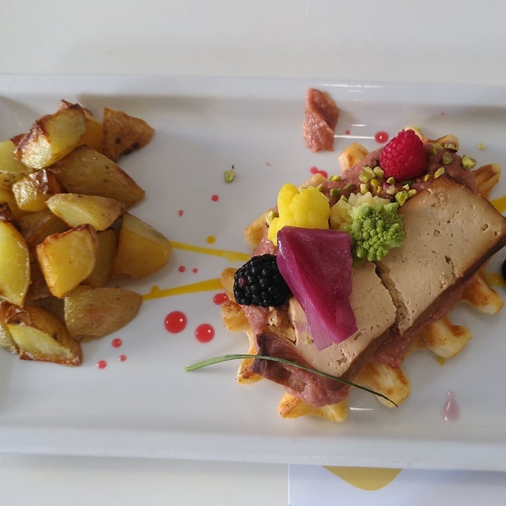 review photo of Crazy Cat Café Waffle con hummus di ceci e barbabietola, servito con una dadolata di tofu affumicato shared by @merry-cherry-veg on 26 Nov 2022 - review