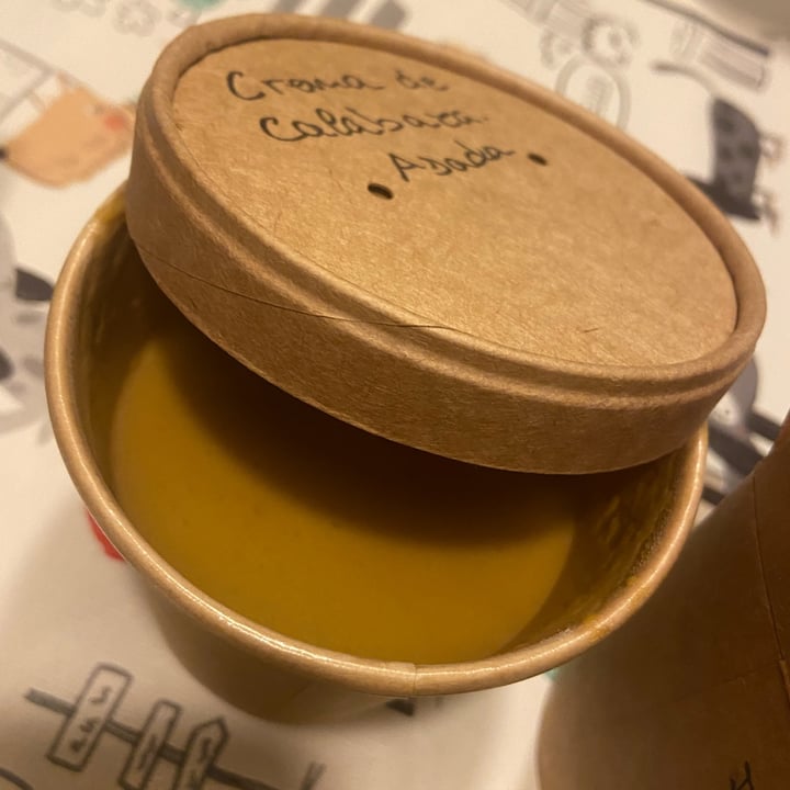 review photo of La Oveja Negra taberna vegana. Crema de calabaza y nueces con pesto de tomate seco y albahaca con dados de queso azul shared by @blancavinas on 07 Feb 2022 - review