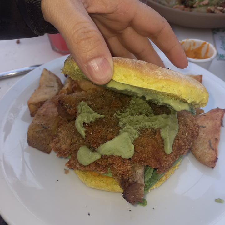 photo of Artemisia Sandwich de milanesas de gírgolas shared by @yanivegan04 on  15 May 2022 - review