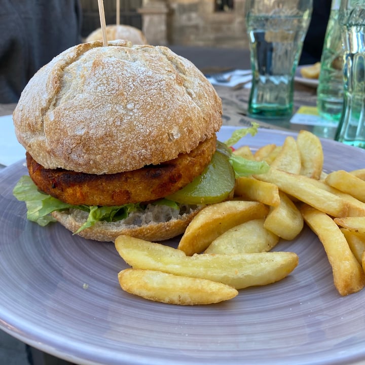 photo of ELUNO Urban Food Hamburguesa vegana shared by @saradoval on  27 Oct 2021 - review