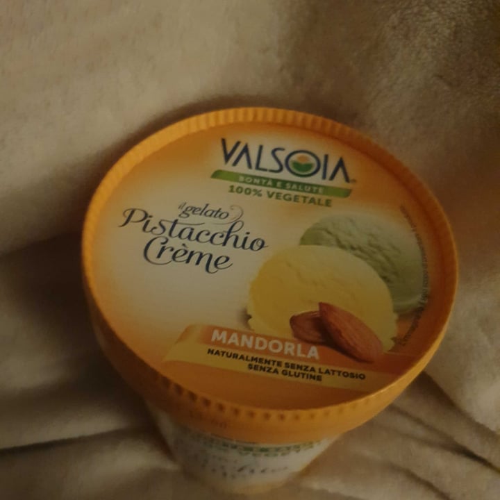 photo of Valsoia il Gelato al pistachio e crema Mandorla  shared by @skanto on  29 Oct 2022 - review