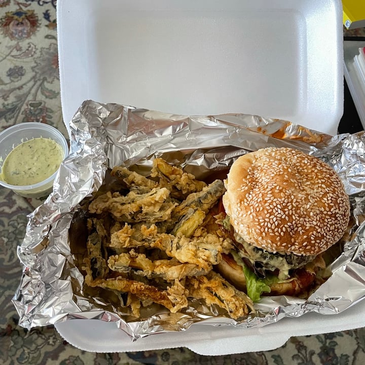 photo of Let's Veg Basil pesto chicken burger shared by @gdemeillon on  15 Jul 2021 - review
