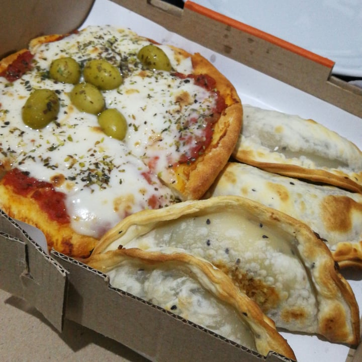 photo of Empanadas de 10 Pizza Muzzarella Vegana shared by @aileng7 on  26 Sep 2021 - review