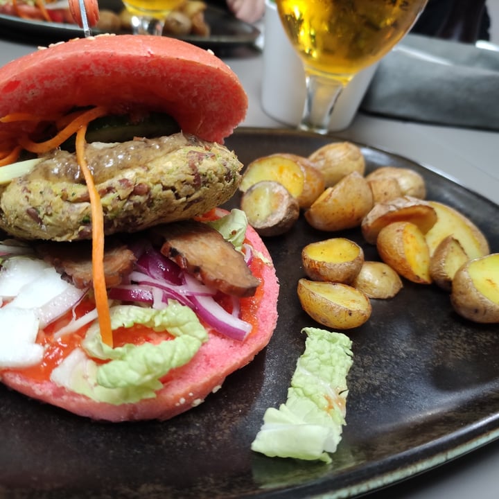 photo of Vegan's Prague Burger of the day shared by @quandosiruppeilfrigo on  10 Apr 2022 - review