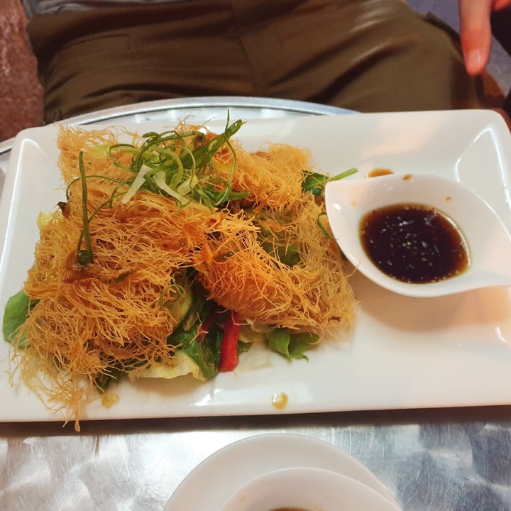 photo of Vevi Restaurant Knusprig gebratener Filoteig, Seitan, Salat und Orange Sauce shared by @janaplantpowered on  16 Sep 2020 - review