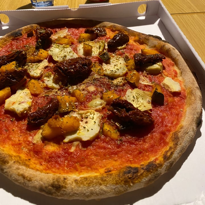 review photo of Pizza Planet Pizza rossa con Carciofi, Zucca e Pomodorini Secchi shared by @ananaskiwy on 09 Jan 2022 - review