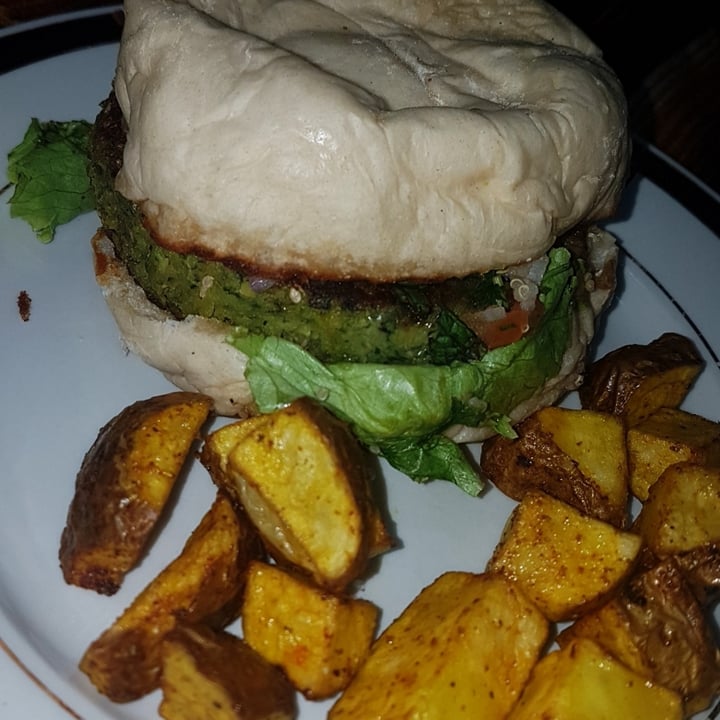 photo of Puro Zumo Hamburguesa Vegan Falafel shared by @caroveggiefit on  09 Jun 2020 - review