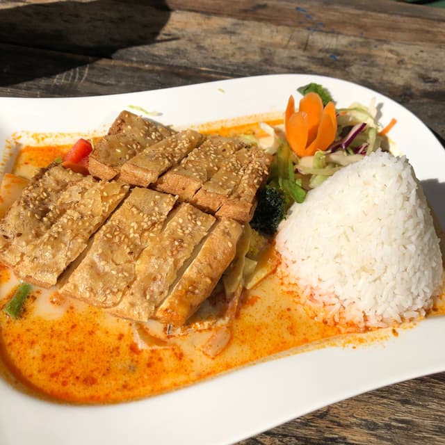 Photo of the dish “Reis mit gebratenem Sesam Tofu und rote Currysoße”