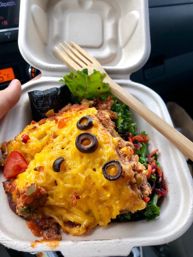 「Hot Food & Salad Bar- Vegan Enchilada, Kale, Nori Wrap」の料理の写真
