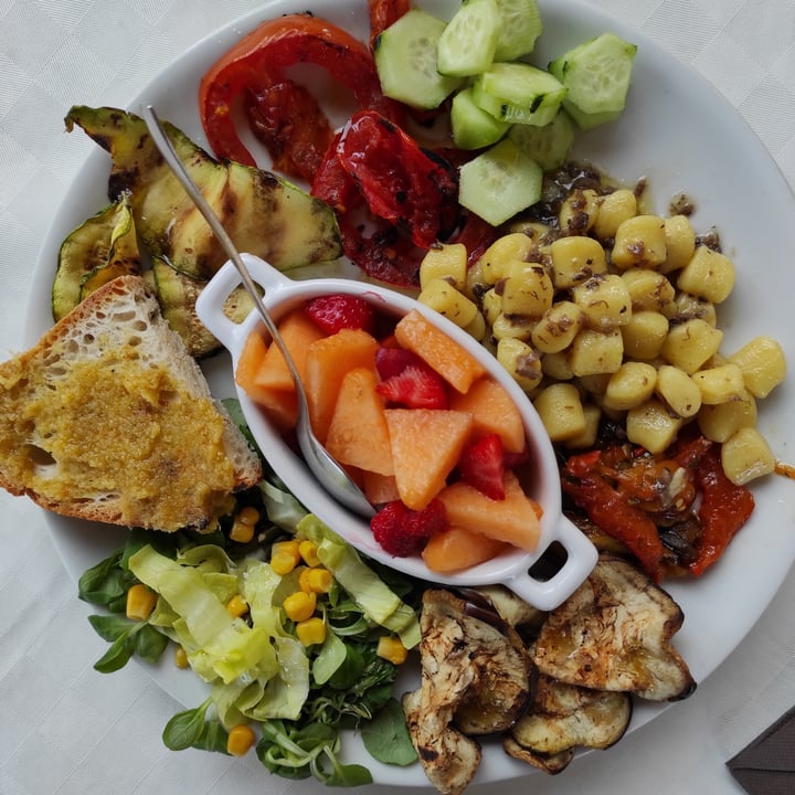 photo of Una Terrazza in Toscana (Temporarily closed) Vegan platter / Piatto vegano shared by @tuscanvegan on  10 Jul 2021 - review