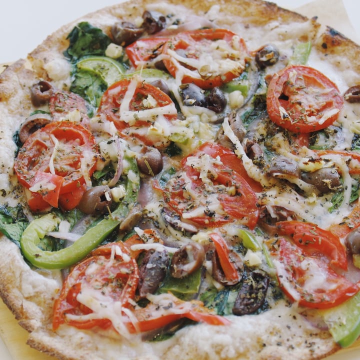 photo of BAM! Healthy Cuisine 4 Sliced, Thin crust Grecian Pizza shared by @lynnhayek98 on  26 Oct 2020 - review