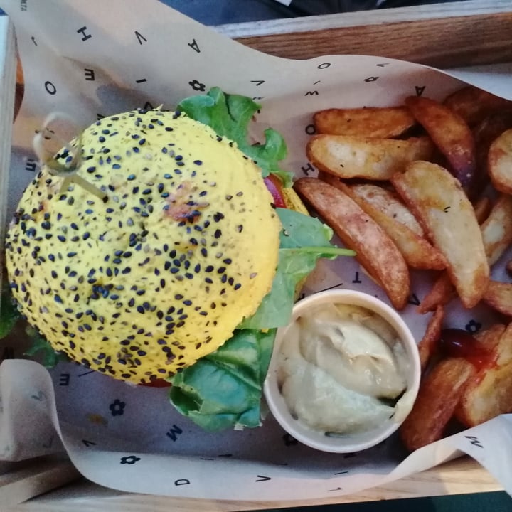 review photo of Flower Burger Spicy Cecio shared by @cinziafrigerio on 04 Jun 2022 - review