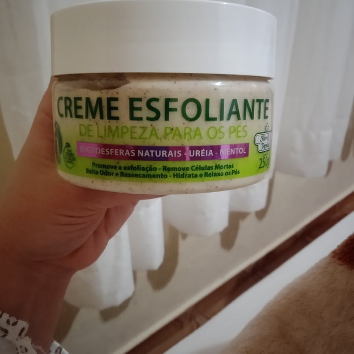 photo of Flores & Vegetais creme de limpeza esfoliante para os pes shared by @memegui on  01 Aug 2022 - review