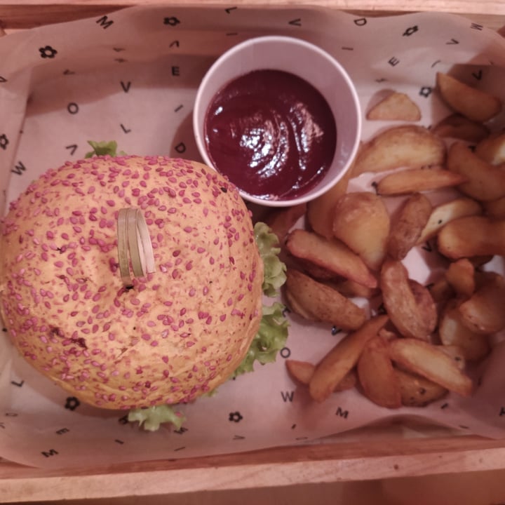 photo of Flower Burger Hercules Burger shared by @biancafurii on  20 Nov 2022 - review