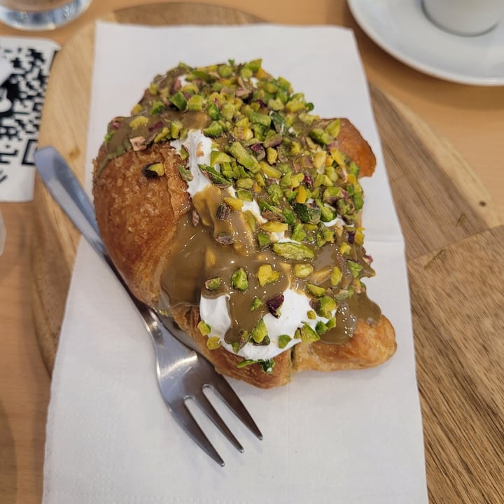photo of Efrem - Gourmet Boutique and Finest Bar Brioche Bomba Al Pistacchio shared by @blavinia on  11 Jun 2022 - review