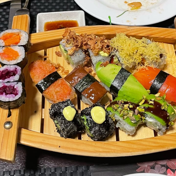 photo of Asia Fusion Sushi Barca mix per 2 persone Vegan shared by @giulitnn on  21 Apr 2022 - review