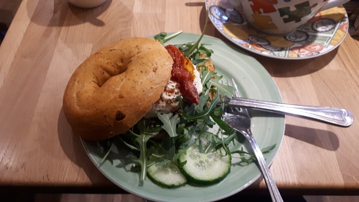 review photo of Bagels & Beans Wycker Brugstraat Maastricht Bagel with Hummus and sun-dried tomatoes shared by @mona98 on 14 Apr 2020 - review