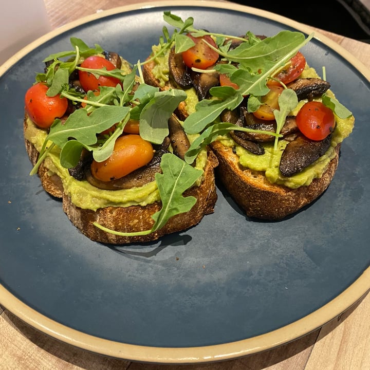 photo of WS Deli Experience Store Shrooms Avocado toast shared by @piggy-egg on  07 Oct 2021 - review