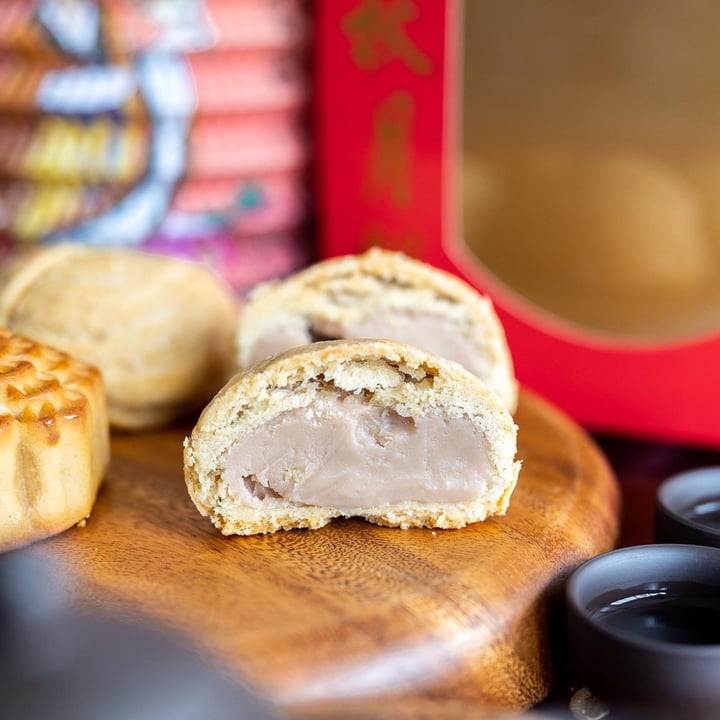 review photo of 108 Vegetarian Foods Pte Ltd Yam Mooncake (Crispy Skin) shared by @theherbivorefrog on 02 Sep 2022 - review
