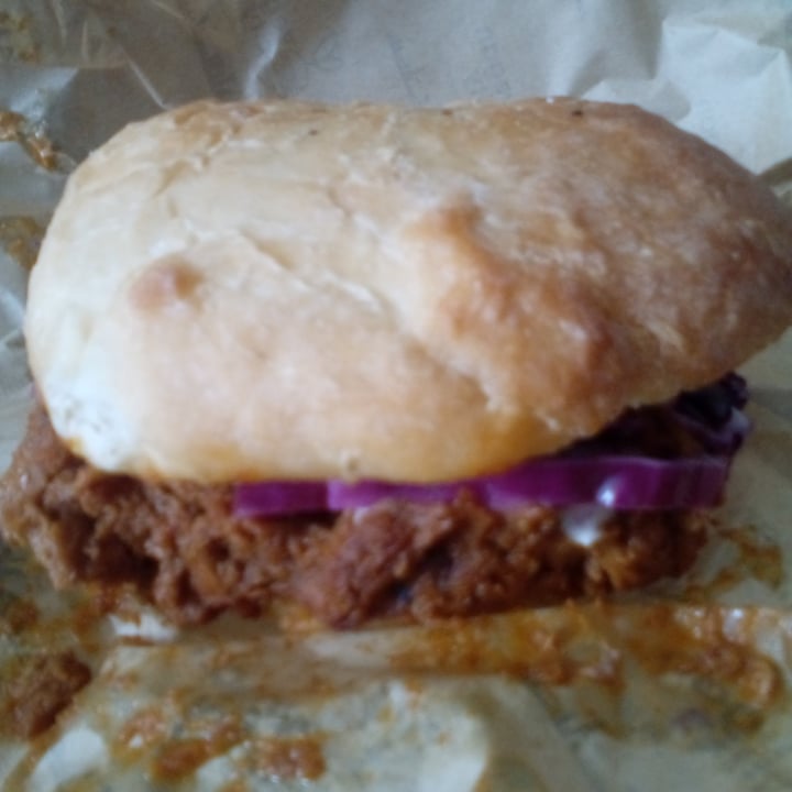 photo of Vegan City Hawaii Pulled Pork Sandwich shared by @feelideal on  12 Oct 2021 - review