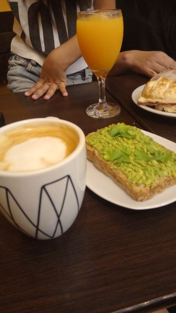 review photo of Cafe Martinez Latte con leche vegetal y avocado toast shared by @aguibeli on 08 Feb 2020 - review