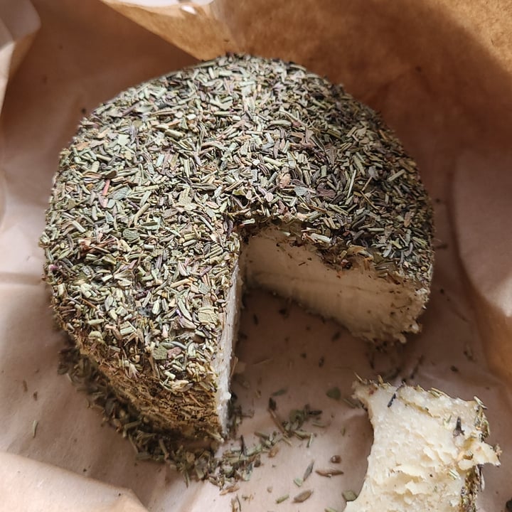 photo of Utopia Foods Dairy Free Cream Cheese with chickpea meso and herbs shared by @juliianadiniz on  03 Apr 2022 - review