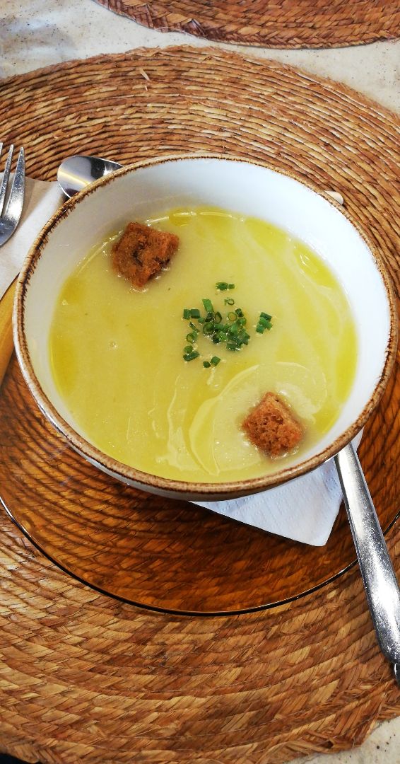 review photo of Café Restaurante Sibil·la Crema de patata y puerros con aceite de trufa shared by @pmartinmir on 08 Mar 2020 - review