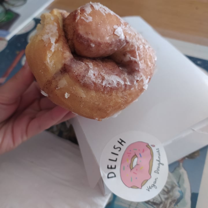 photo of Delish Vegan Doughnuts Cinnamon roll shared by @rociobuciegas on  15 Jun 2020 - review