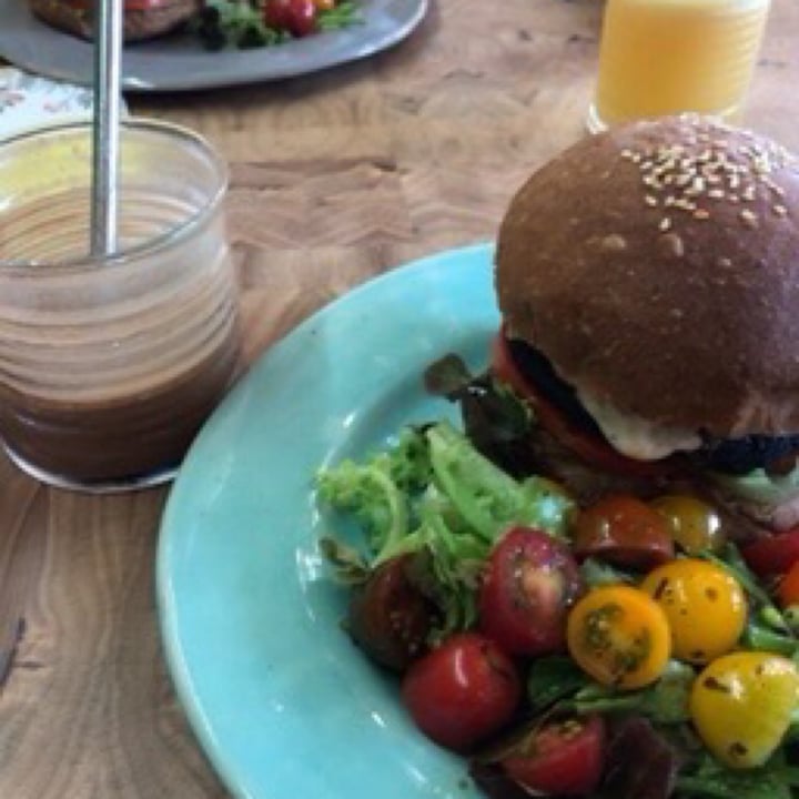 photo of Lexi's Healthy Eatery Activated Charcoal Burger shared by @plantpoweredpayalla on  16 Sep 2020 - review