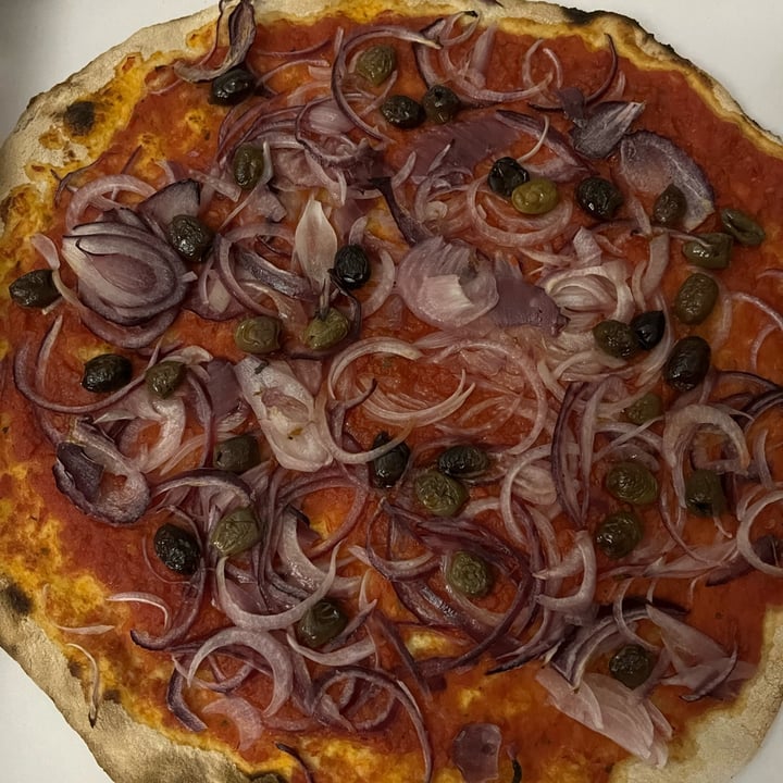 photo of L'oasi della pizza Pizza Cipolla E Olive Taggiasche shared by @borghettoeleonora on  15 Jun 2022 - review