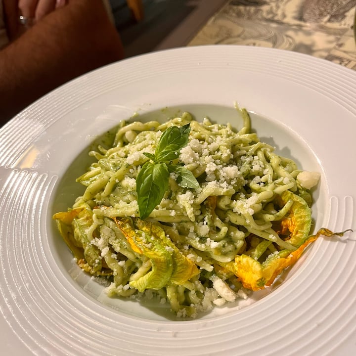 photo of Origami Trofie al Pesto con Fiori Di Zucca E Grattugiato Veg shared by @sarapellegrinelli98 on  29 Aug 2022 - review