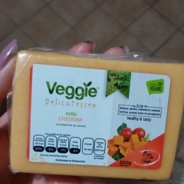 photo of Veggie Delicatessen Queso Estilo Cheddar shared by @abivaldes on  01 Aug 2020 - review