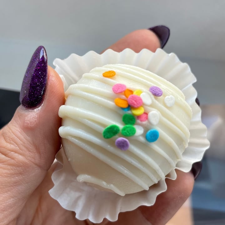 photo of Reverie Bakeshop Gluten Free Vanilla Cake Pop shared by @vivalaviolet on  27 Aug 2021 - review