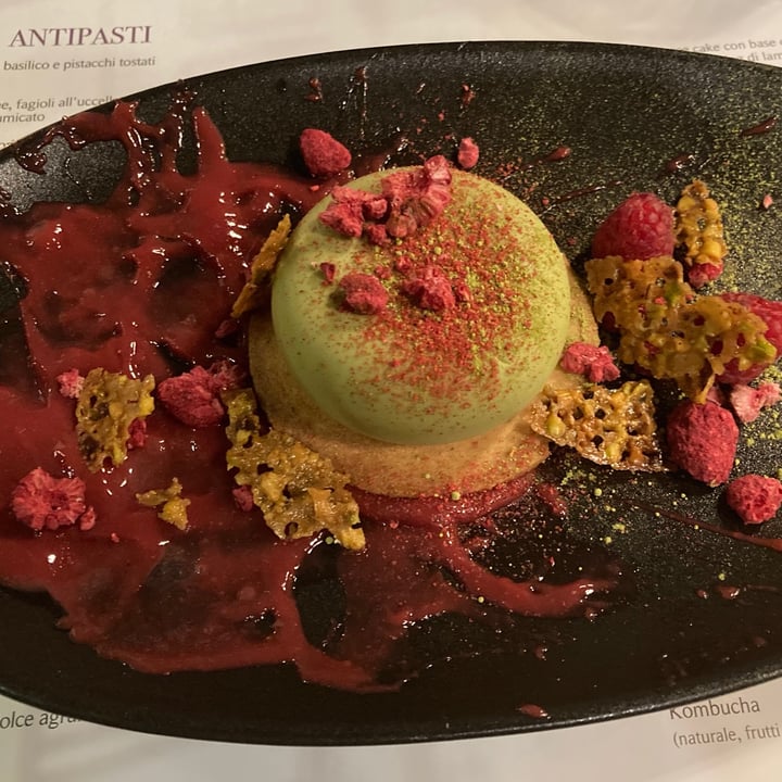 photo of Romeow Cat Bistrot Semifreddo al tea matcha con cuore fondente di lamponi, sablè alla mandorla e tuile di pistacchi shared by @barbarabice on  12 Aug 2021 - review