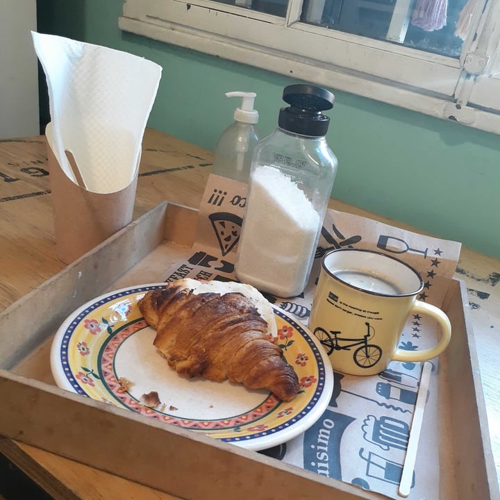 photo of Almacén De La Plaza Vegan Café+ Crossaint De J&Q Vegan shared by @lolo13 on  02 Jun 2022 - review