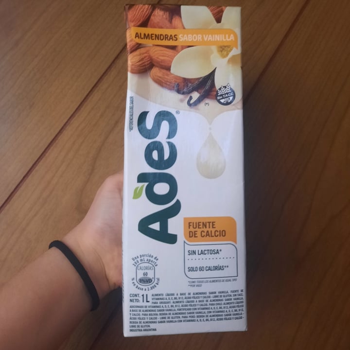 photo of Ades Leche de Almendra Sabor Vainilla shared by @marleneriolo on  29 Oct 2022 - review