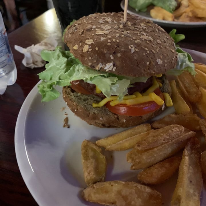 photo of The Millenium Autentico Irish Pub Original Guinness Deluxe burger beyond shared by @pbrain30 on  18 May 2022 - review