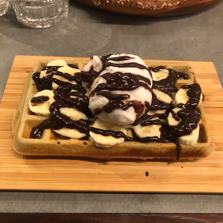 photo of The Sister Brussels Café Waffle With Ice Cream, Bananas & Dark Chocolate shared by @carlottaferrero on  03 Dec 2021 - review