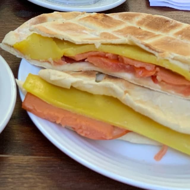 菜肴“Tostado árabe de jamon, queso y tomate”的照片