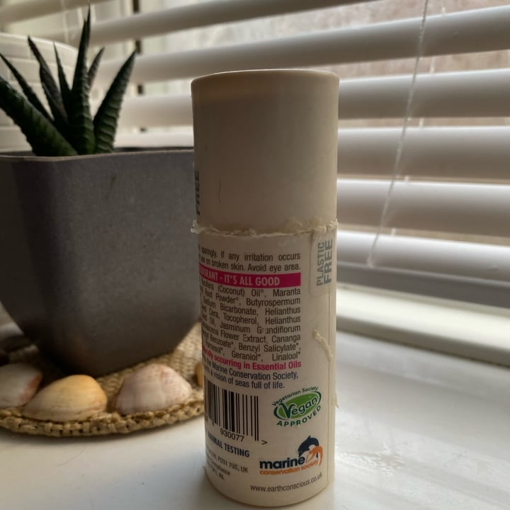 photo of Earth conscious Jasmine & Rose Deodorant shared by @larisafalcao on  16 May 2022 - review