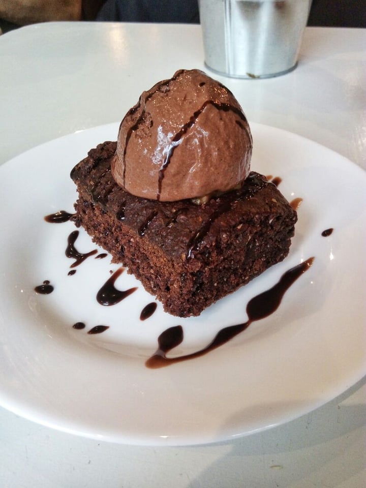 photo of Wara espacio saludable Brownie de algarroba con helado vegano shared by @belvegan on  26 Feb 2020 - review