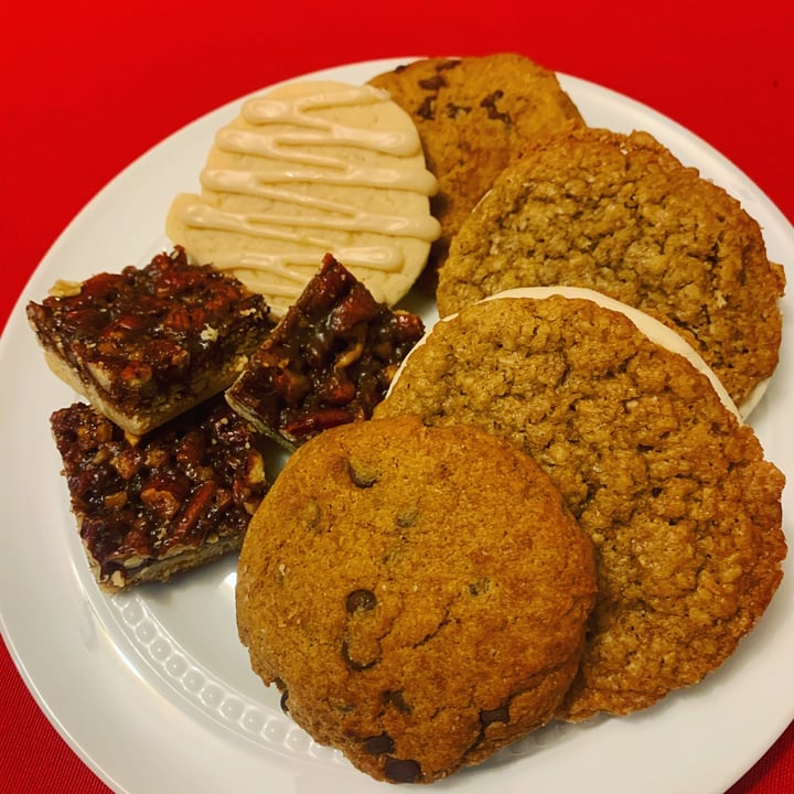 photo of Heirloom Food Company Assorted holiday cookies shared by @jordaneatsplants on  10 Dec 2020 - review