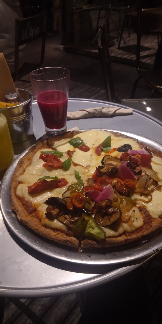 review photo of Wara espacio saludable Pizza integral con paparella, mitad de verduras salteadas y mitad tomate y albahaca shared by @aguibeli on 08 Feb 2020 - review