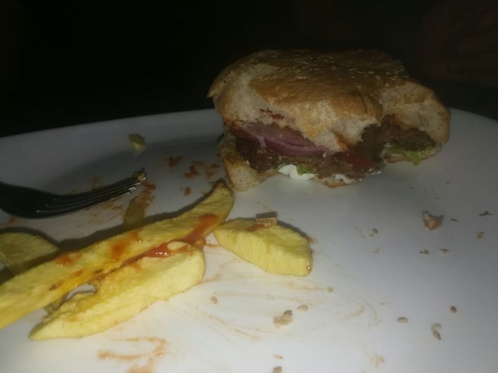 photo of Loving Hut Hamburguesa De Soja Con "Bacon", Tomate, Lechuga, Veganesa Y Papas Con Cheddar shared by @davidlomachenko10 on  27 Feb 2020 - review