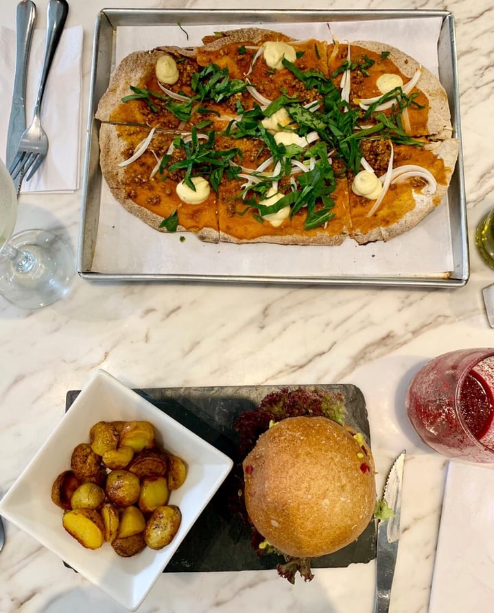 review photo of Makeout Colombia Plant burger + pizza chorizo shared by @marinalmeida on 17 Aug 2019 - review