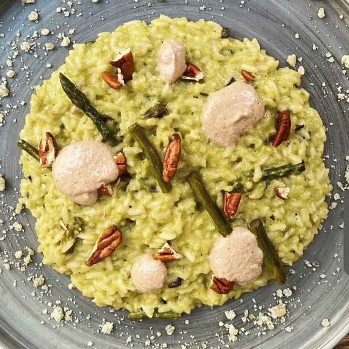 photo of Rifugio Romano Risotto con asparagi, crema di noci pecan, gorgonzola vegan e pepe nero shared by @biaminsg on  30 Jun 2022 - review