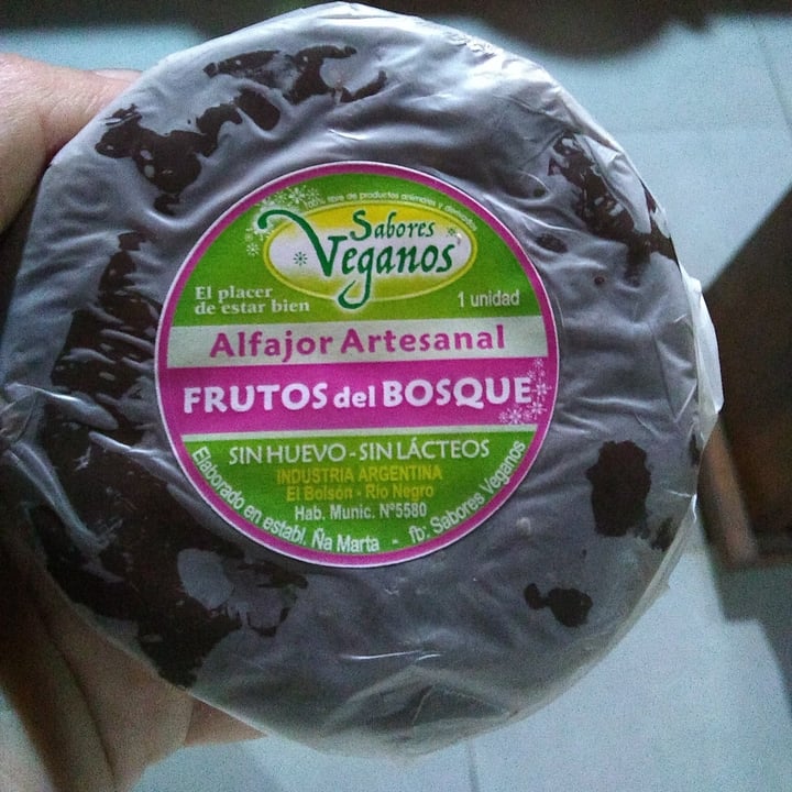 review photo of Sabores Veganos Argentina Alfajor de Frutos Rojos shared by @vallveg on 12 Mar 2022 - review